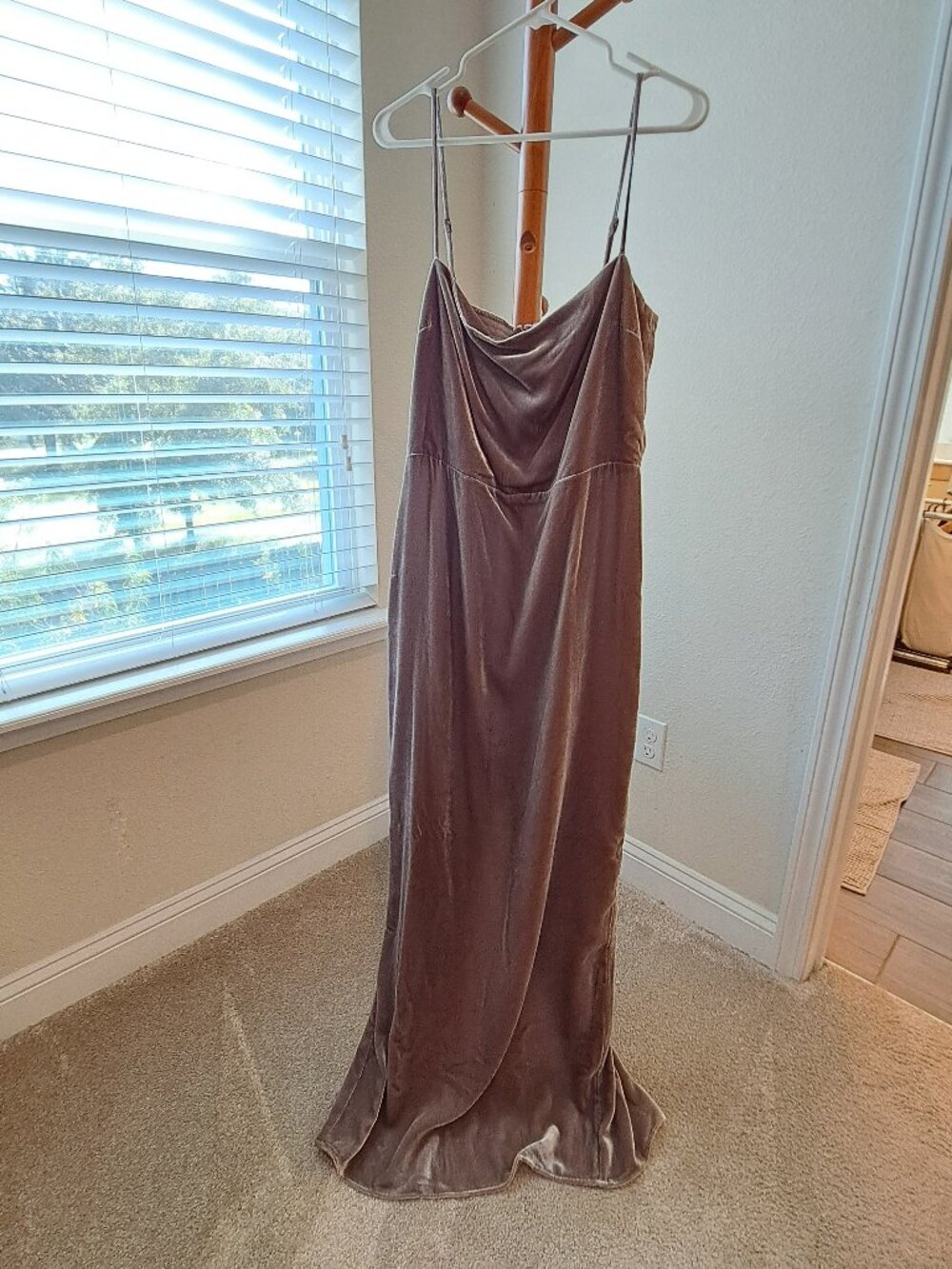 Reformation Frankie Velvet Dress NWT - Picture 4 of 10